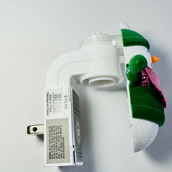 FESTIVE SNOWMAN Wallflowers Nightlight Plug - Picture 4 of 5